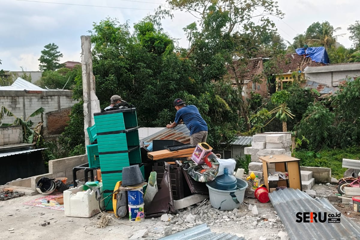 Angin puting beliung menyebabkan tembok lantai dua salah satu rumah ambruk. (bas) Puluhan Rumah di Sumbersekar Rusak Diterjang Angin Puting Beliung, Aktivitas Warga Lumpuh
