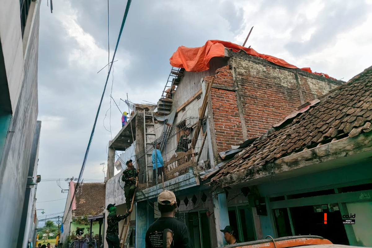 Puluhan Rumah di Sumbersekar Rusak Diterjang Angin Puting Beliung, Aktivitas Warga Lumpuh 1 Warga Sumbersekar melakukan pembersihan dan perbaikan sementara atap rumah yang rusak. (bas)