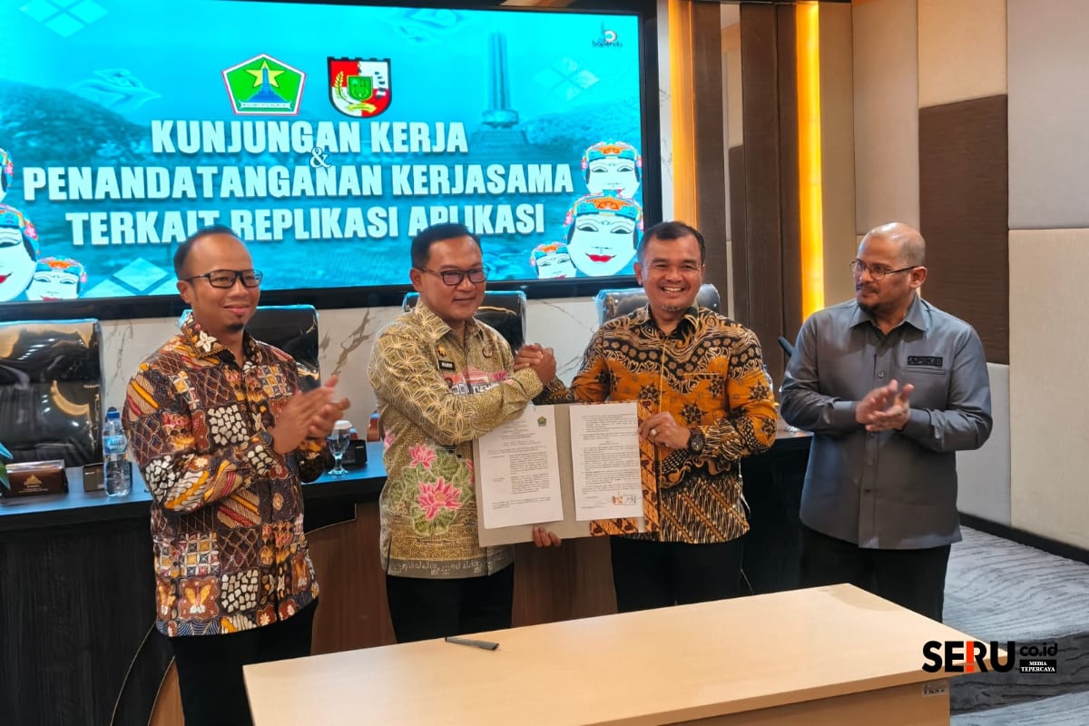 Kepala Bapenda Kota Malang menunjukkan berkas penandatangan PKS terkait replikasi aplikasi dengan Kota Pekanbaru. (bas) Kota Malang Tuan Rumah APEKSI, Bapenda Sebagai Percontohan Peningkatan PAD