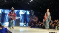 Salah satu sesi fashion show MFW 2025, menyesuaikan kebutuhan pengguna berhijab dan terbuka. (rhd) MFW 2025 Ekplorasi AI Desainer dan UMKM, dari Malang Go Internasional