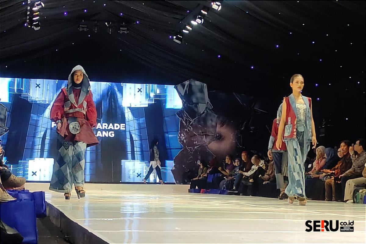 Salah satu sesi fashion show MFW 2025, menyesuaikan kebutuhan pengguna berhijab dan terbuka. (rhd) MFW 2025 Ekplorasi AI Desainer dan UMKM, dari Malang Go Internasional