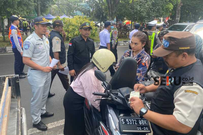 IMG-20251107-WA0048-ezgif.com-gif-maker Bapenda Kota Malang Manfaatkan Operasi Gabungan Edukasi PKB dan Opsen BBNKB