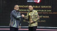 Wali Kota Malang menerima penghargaan Inovasi Membangun Negeri 2025. (pro) Kota Malang Sabet Penghargaan Inovasi Membangun Negeri 2025