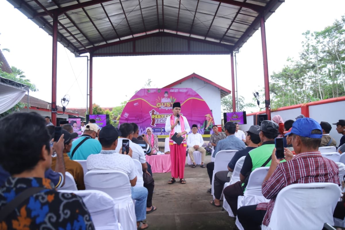 Bupati Jember bersama kelompok tani di Balai Desa Keting, Kecamatan Jombang, Kabupaten Jember. (ist) Bupati Jember Kumpulkan Petani, Pastikan Bantuan Pertanian Tak Salah Arah