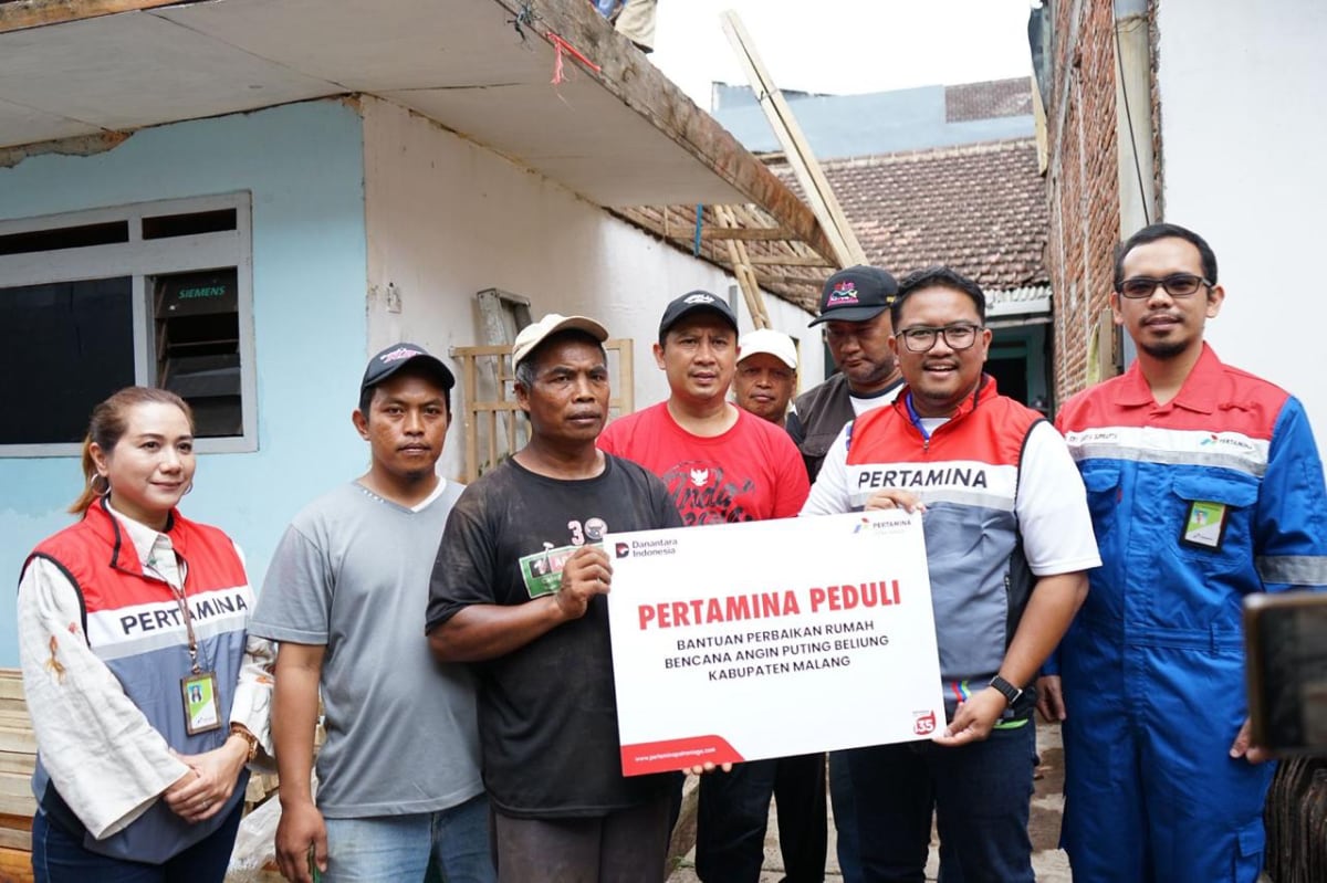 Penyerahan bantuan secara simbolis dari PT Pertamina Patra Niaga Regional Jatimbalinus untuk warga terdampak angin puting beliung di Sumbersekar, Dau. (ist) PT Pertamina Salurkan Bantuan Material Bangunan Warga Terdampak Angin Puting Beliung di Sumbersekar Dau