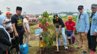 Wali Kota Malang turut menanam pohon, dukung Wonokoyo menjadi ikon wisata durian. (bas) Tanam 1.000 Pohon Dukung Wonokoyo Jadi Ikon Wisata Durian Kota Malang