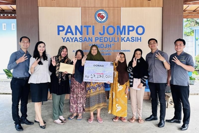 Whiz Prime Hotel Malang Salurkan Donasi Jalan Sehat kepada Panti Jompo Peduli Kasih