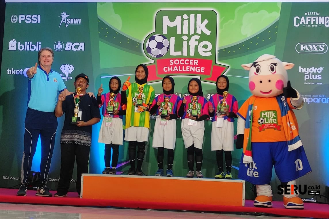 Talent scout, Timo Scheunemann menyerahkan piala kepada salah tim juara 1 Skill Challenge MLSC Malang Seri 1. (rhd)