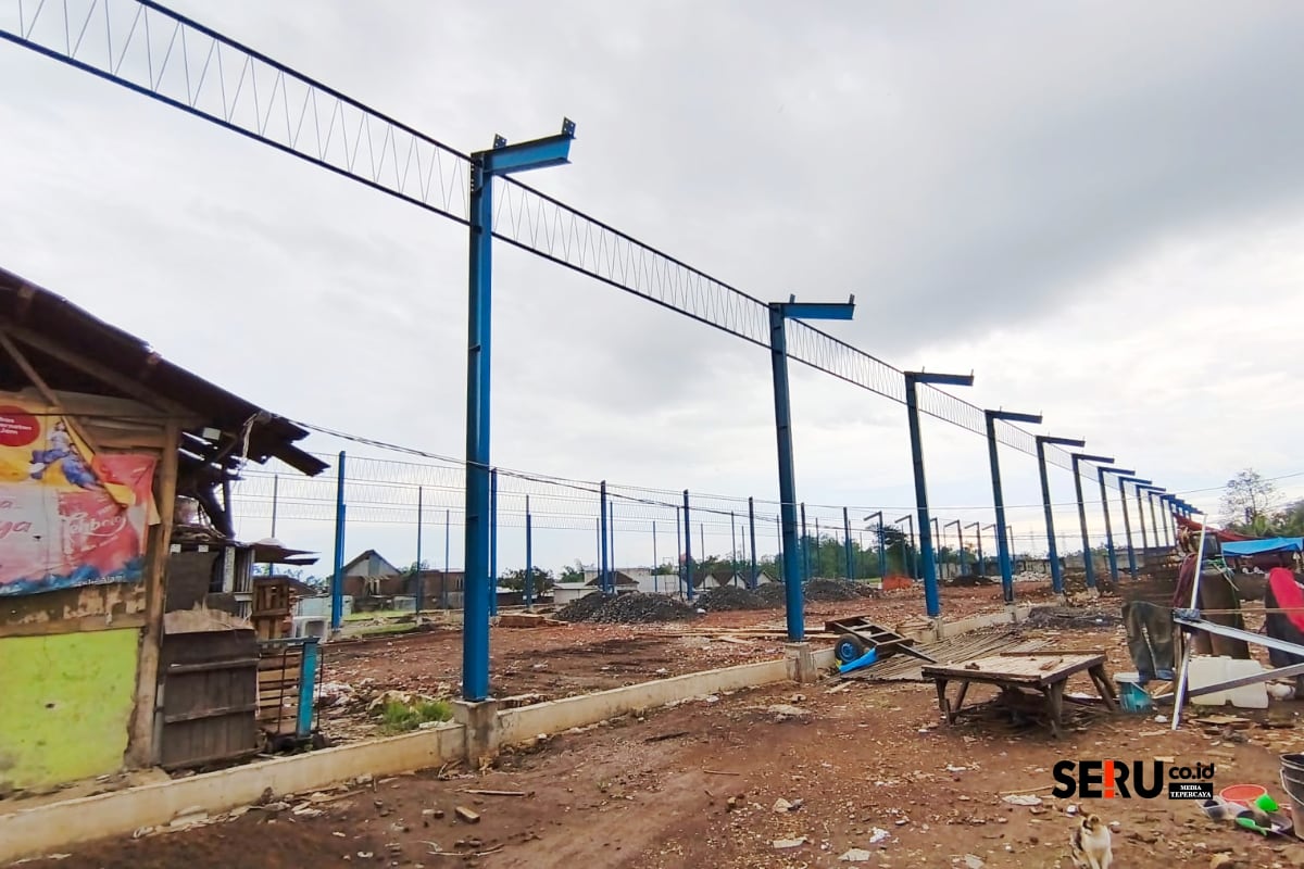 Pemasangan tiang pancang di tempat relokasi sementara pedagang Pasar Gadang mulai berjalan. (bas)