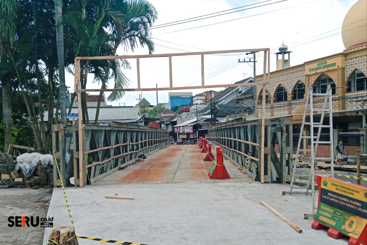 Kondisi jembatan bailey di Sonokembang yang akan diuji coba malam ini. (bas) Uji Coba Jembatan Bailey Sonokembang Malam Ini, Warga Siap Siaga 24 Jam