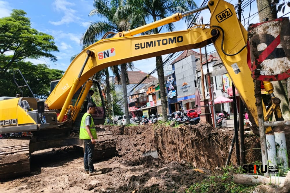 Proyek Drainase Suhat Kikis Akar Pohon Dikhawatirkan Tumbang, Kontraktor Angkat Bicara 1 Pengerjaan proyek drainase Suhat dipastikan berhati-hati. (bas)