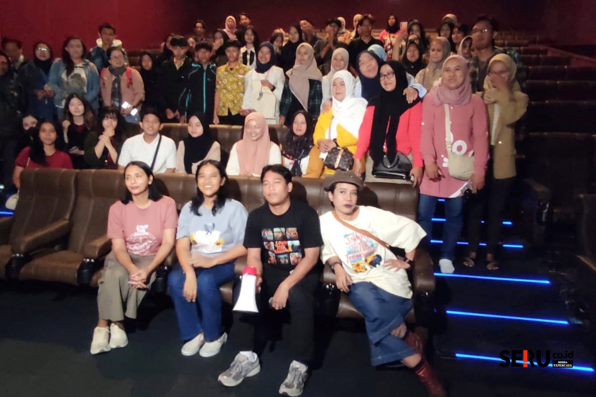 Sampai Titik Terakhirmu, Kisah Nyata Penyintas Kanker Bikin Mewek Penonton 1 Para pemain Sampai Titik Terakhirmu bersama para penonton perdana di Malang. (rhd)