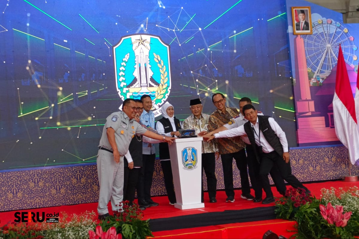 Penekanan tombol bersama menandai diluncurkannya layanan Trans Jatim di Malang Raya. (bas)
