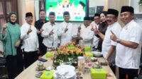 Para anggota Fraksi PKB DPRD Kota Malang menyerahkan potongan tumpeng simbolis tasyakuran kepada Ketua DPC PKB Kota Malang. (rhd) PKB Kota Malang Tasyakuran Tiga Tokoh Jatim Jadi Pahlawan Nasional 2025