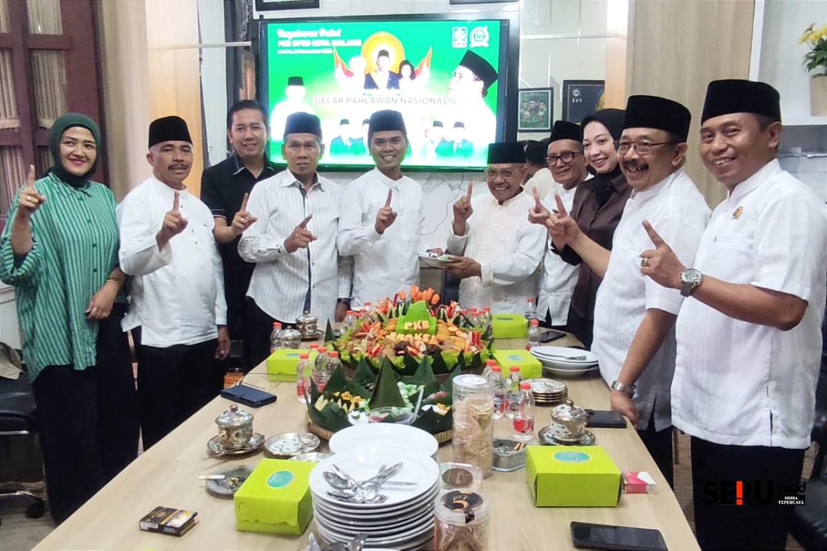 Para anggota Fraksi PKB DPRD Kota Malang menyerahkan potongan tumpeng simbolis tasyakuran kepada Ketua DPC PKB Kota Malang. (rhd) PKB Kota Malang Tasyakuran Tiga Tokoh Jatim Jadi Pahlawan Nasional 2025