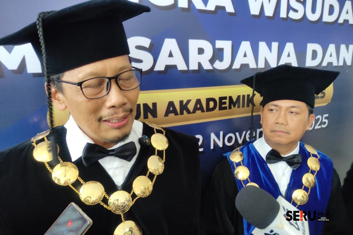 Rektor UWG Malang, Dr Anwar SH MHum, didampingi Ketua Pelaksana Wisuda,Dr. Ir. Candra Aditya, menjawab pertanyaan awak media. (rhd)