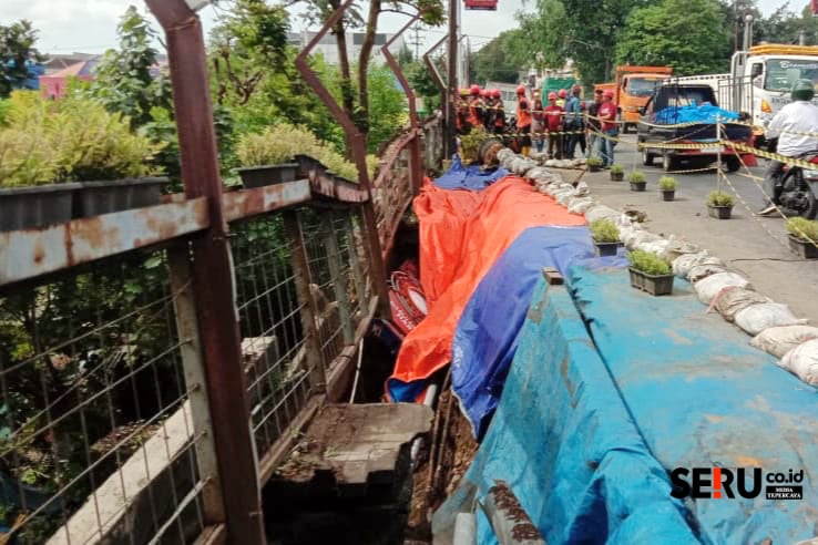 Kondisi Jembatan Embong Brantas setelah trotornya ambrol. (bas)
