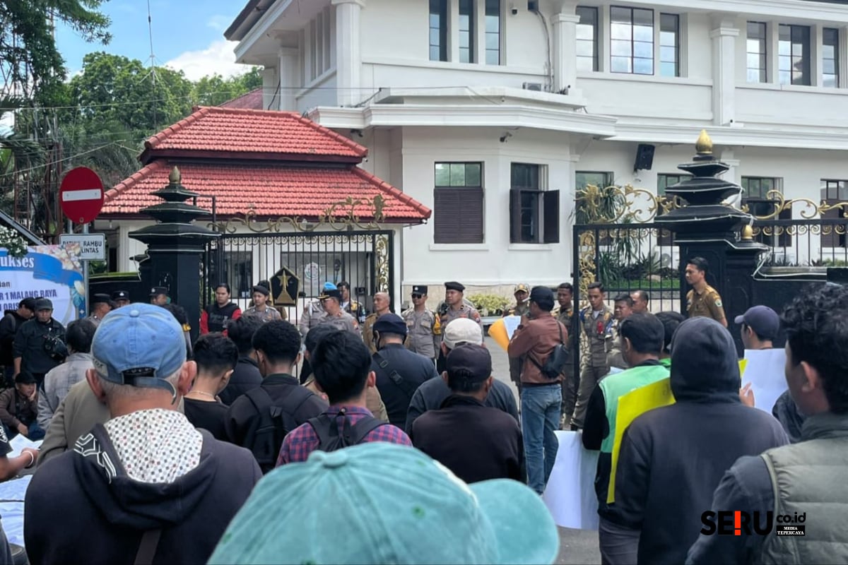 Aliansi Pro Publik menyampaikan sejumlah tuntutan kepada Pemkot Malang. (bas)