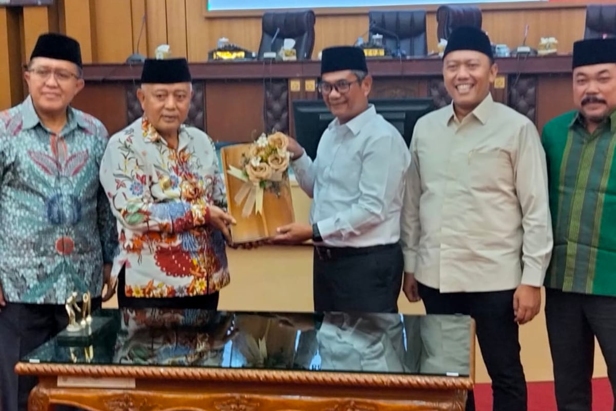 Penyerahan cendera mata HUT ke-1265 Kabupaten Malang saat rapat paripurna DPRD dan Pemkab Malang. (ist)