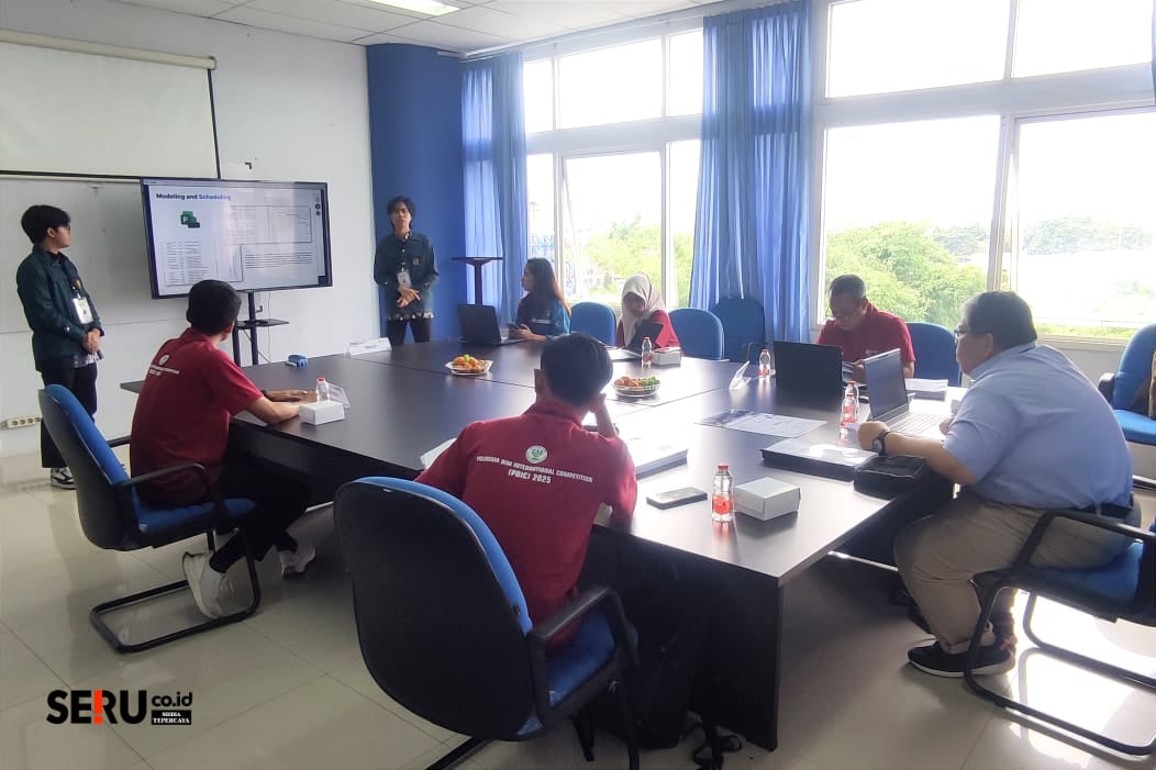 Empat Kampus Finalis Berebut Juara Polinema BIM International Competition, Ini Jawaranya! 2 Salah satu tim memaparkan konsepnya kepada dewan juri. (rhd)