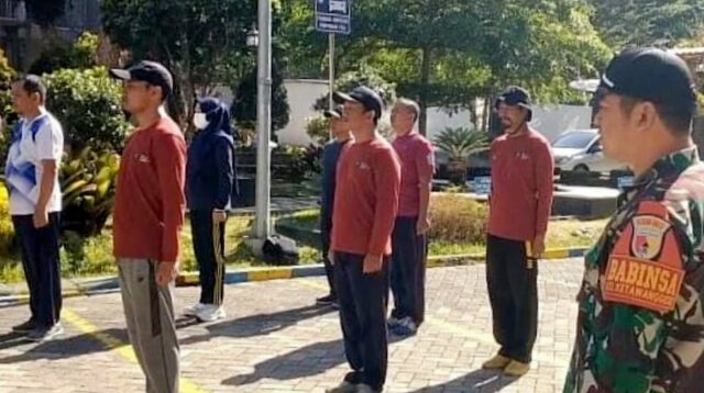 Babinsa Lowokwaru Pelatihan Kedisplinan dan PBB kepada Satpam FEB UB