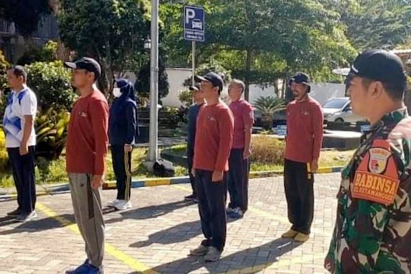 Babinsa Lowokwaru pelatihan kedisplinan dan PBB kepada Satpam FEB UB. (ist) Babinsa Lowokwaru Pelatihan Kedisplinan dan PBB kepada Satpam FEB UB