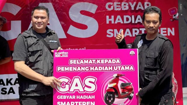 Driver Ojol Malang Raih Motor Listrik Gebyar Hadiah Smartfren Tahap 3