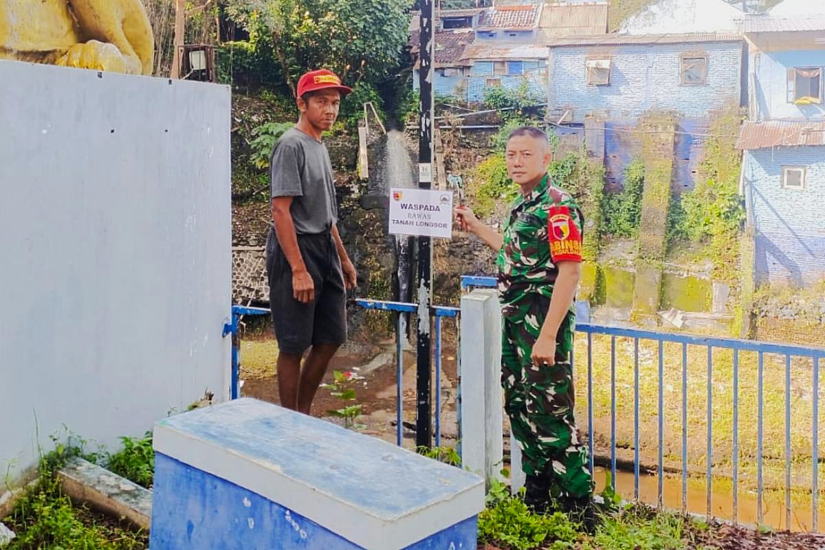 Babinsa Klojen Pasang Papan Himbauan Peringatan Titik Rawan Bencana Alam