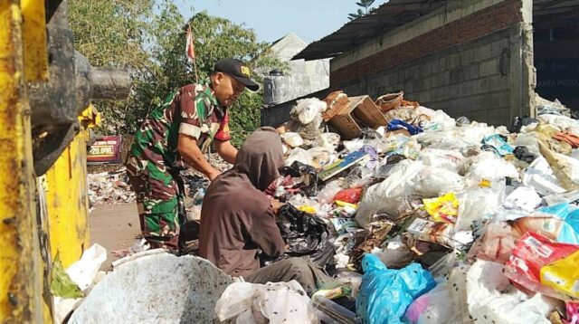 Babinsa Bandungrejosari Monitoring Pengelolaan Sampah Mandiri di TPS3R Basama