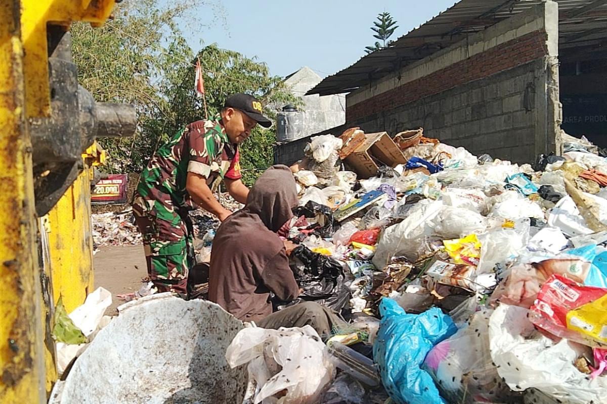 Babinsa Bandungrejosari monitoring pengelolaan sampah mandiri di TPS3R Basama. (ist) Babinsa Bandungrejosari Monitoring Pengelolaan Sampah Mandiri di TPS3R Basama
