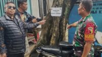 Babinsa Sukoharjo mitigasi pasang tanda bahaya pohon rawan tumbang. (ist) Babinsa Sukoharjo Mitigasi Pasang Tanda Bahaya Pohon Rawan Tumbang