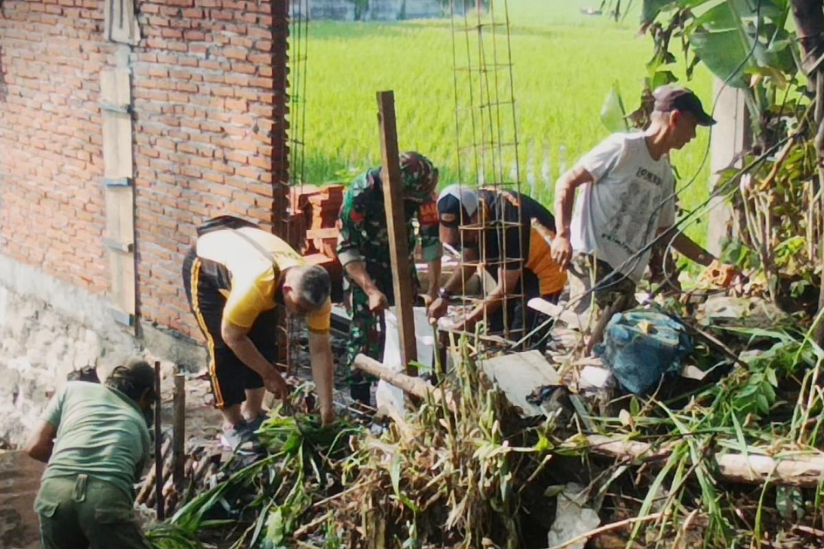 Personel Koramil 0833/03 Blimbing bersama warga kerja bakti bersihkan lingkungan. (ist) Personel Koramil 0833/03 Blimbing Bersama Warga Kerja Bakti Bersihkan Lingkungan