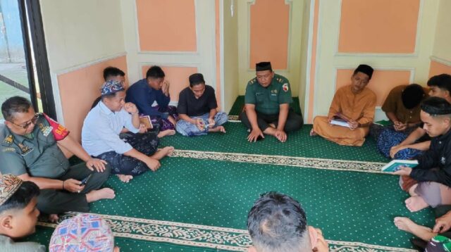 Personel Koramil Kedungkandang Yasinan dan Doa Rutin Bersama Warga