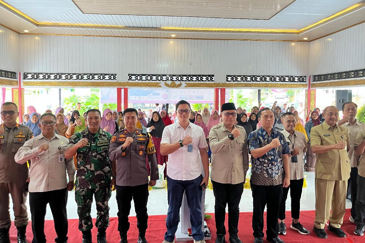 Foto bersama setelah launching peluncuran penyaluran bantuan pangan Pemkab Jember Pastikan Bantuan Pangan Tepat Sasaran