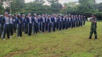 Babinsa Blimbing Berikan Pelatihan PBB dan Tingkatkan Disiplin Siswa SMKN 8 Malang