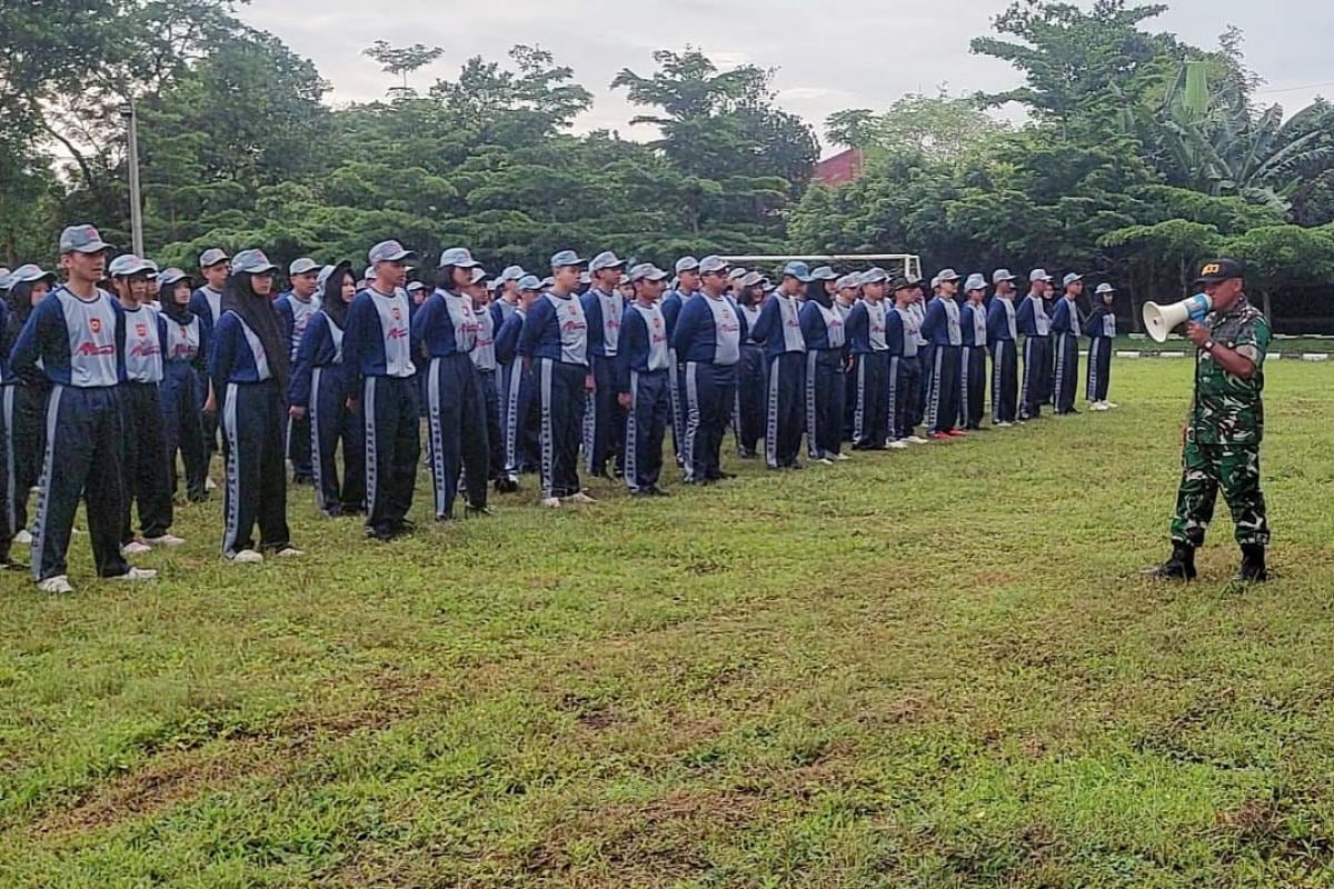 Babinsa Blimbing Berikan Pelatihan PBB dan Tingkatkan Disiplin Siswa SMKN 8 Malang