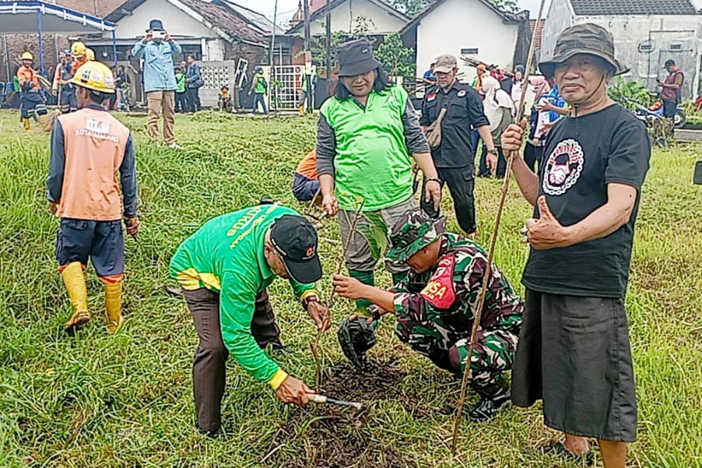 Babinsa Bandulan bersama Warga Tanam Pohon dan Kerja Bakti