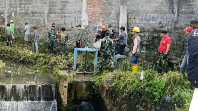Koramil Lowokwaru Bersama Warga Kerja Bakti Bersihkan Lingkungan dan Selokan