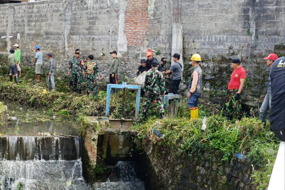 Koramil Lowokwaru Bersama Warga Kerja Bakti Bersihkan Lingkungan dan Selokan