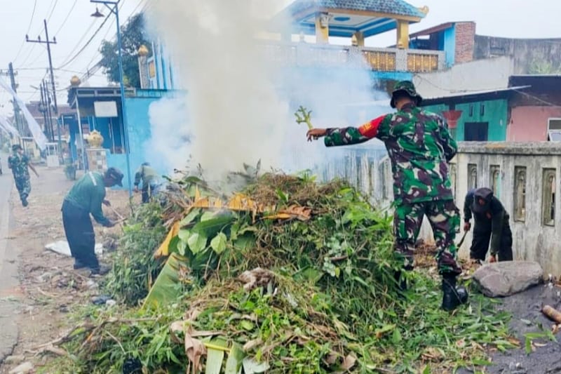 Babinsa bersama warga dan Linmas Kedungkandang karya bhakti bersihkan lingkungan. (ist) Babinsa Bersama Warga dan Linmas Kedungkandang Karya Bhakti Bersihkan Lingkungan