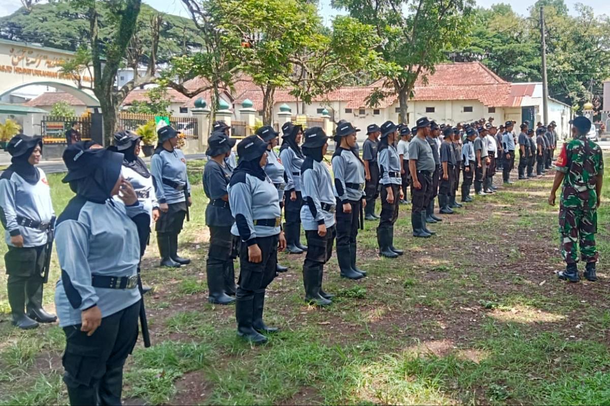 Babinsa Blimbing Berikan Pembinaan dan Pelatihan Satlinmas dalam Pengamanan Lingkungan