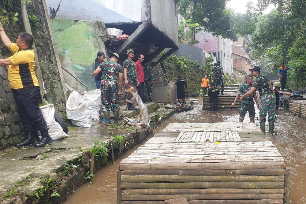 Sambut HUT Korem 083/Bdj, Kodim 0833 Karya Bakti Bersihkan Sungai dan Lingkungan
