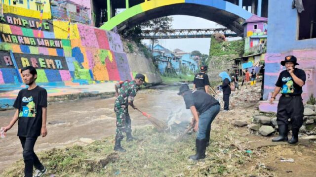 Babinsa Kesatrian Bersama Warga Bersihkan Sampah dan Sedimen di Sungai Brantas