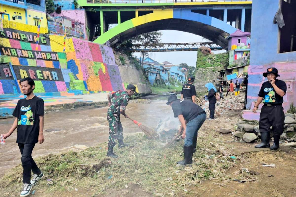 Babinsa Kesatrian Bersama Warga Bersihkan Sampah dan Sedimen di Sungai Brantas
