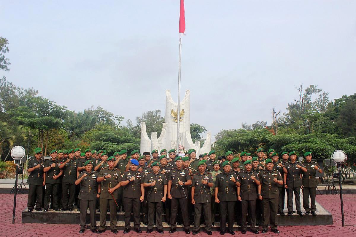 Dandim 0833 Bersama Ketua Persit Ziarah Rombongan dan Tabur Bunga di TMP Suropati