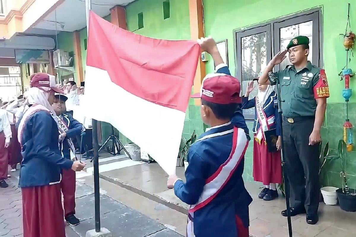 Babinsa Blimbing Jaga Disiplin dan Bangun Karakter Siswa MINU Polowijen II