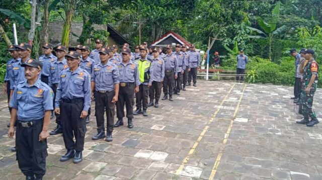 Babinsa Arjosari Berikan Materi Kedisiplinan dan Peningkatan Kemampuan Linmas