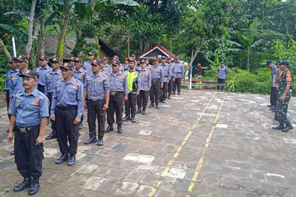 Babinsa Arjosari Berikan Materi Kedisiplinan dan Peningkatan Kemampuan Linmas