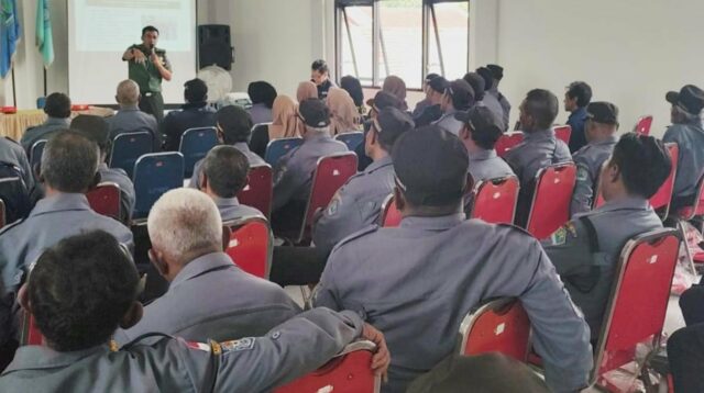 Babinsa Sukun Berikan Pembinaan Wasbang kepada Satlinmas Pisangcandi