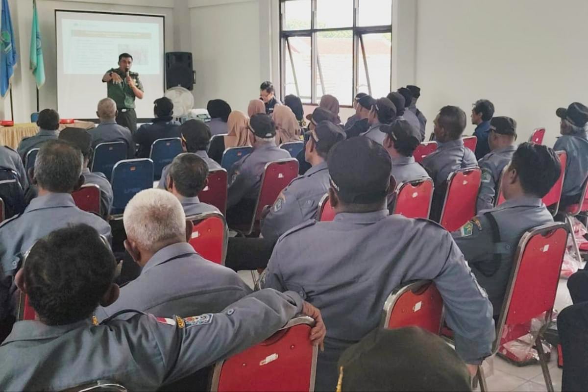 Babinsa Sukun Berikan Pembinaan Wasbang kepada Satlinmas Pisangcandi